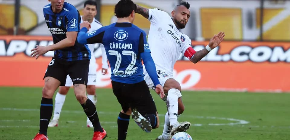 Acción de juego entre Huachipato y Colo Colo