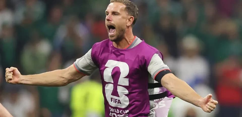 Jugador celebrando con camiseta de FIFA en partido