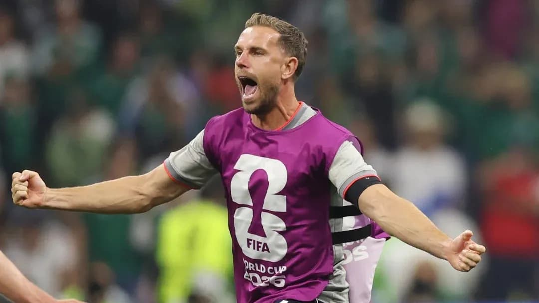 Jugador celebrando con camiseta de FIFA en partido