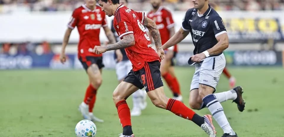 Remo y Flamengo en acción durante el partido