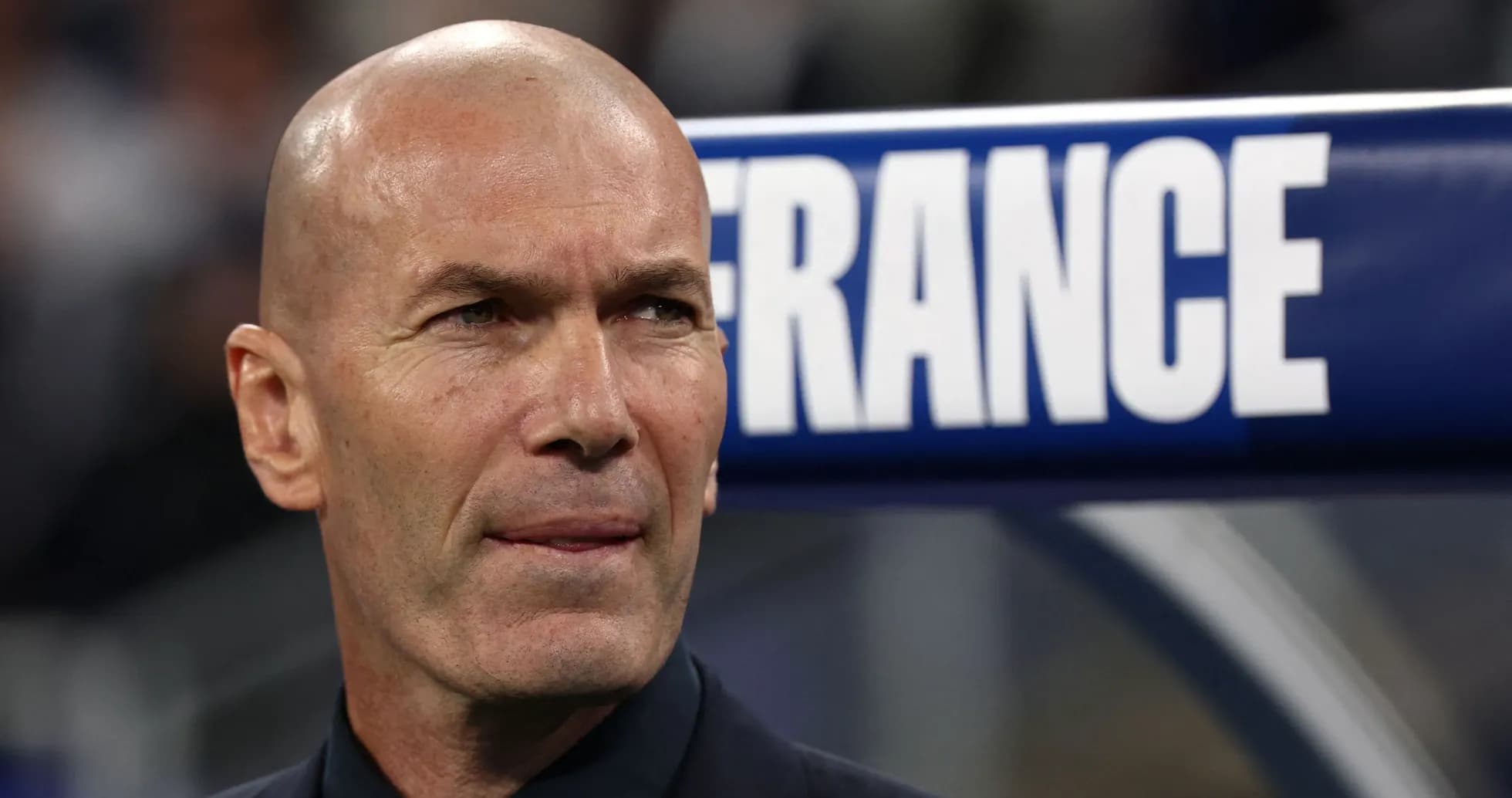 Entrenador observando el partido desde la banca
