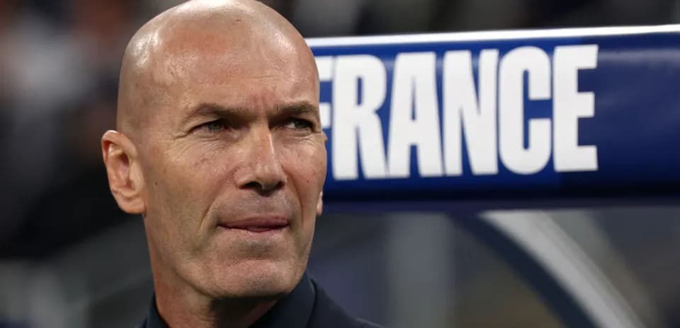 Entrenador observando el partido desde la banca