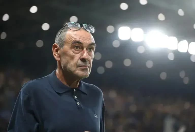 Entrenador observando el partido desde la línea de banda