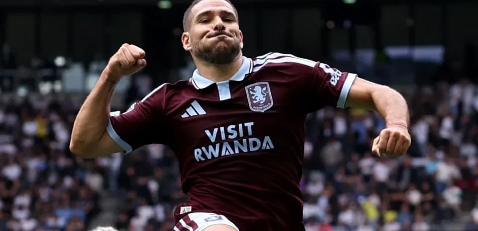 Jugador de Aston Villa celebrando un gol en el partido