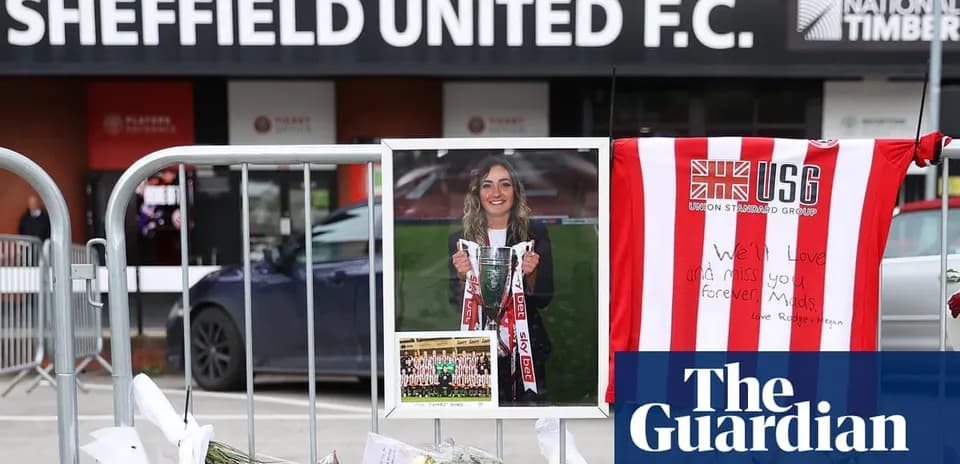 Homenaje frente al estadio de Sheffield United F.C.