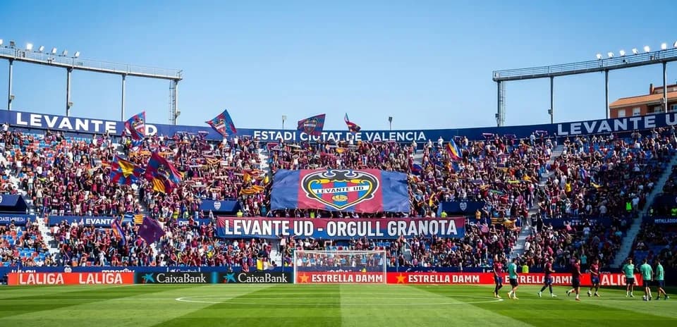 Aficionados de Levante animando en el estadio