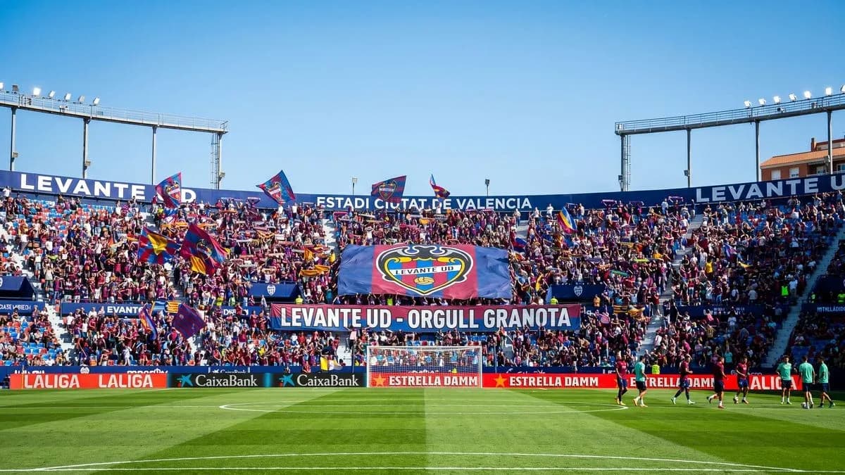 Aficionados de Levante animando en el estadio