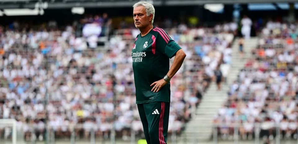 Entrenador observando a su equipo desde la línea lateral
