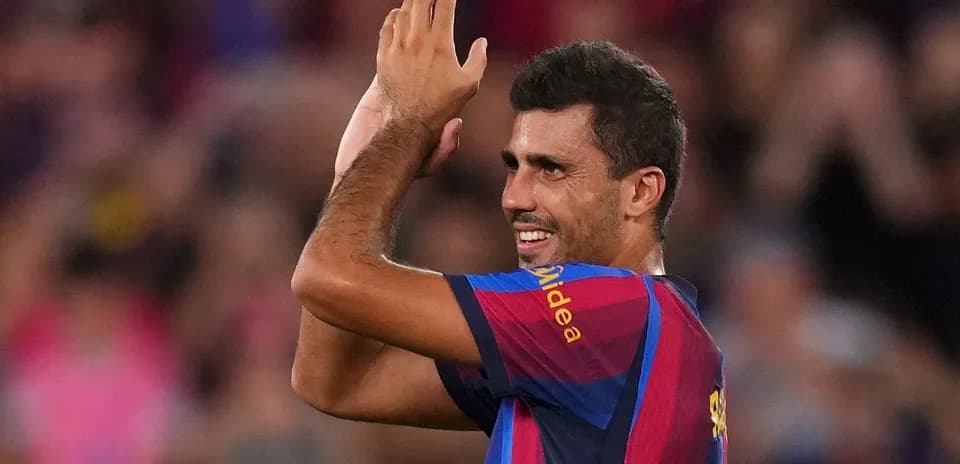 Jugador de Barcelona aplaudiendo a la afición