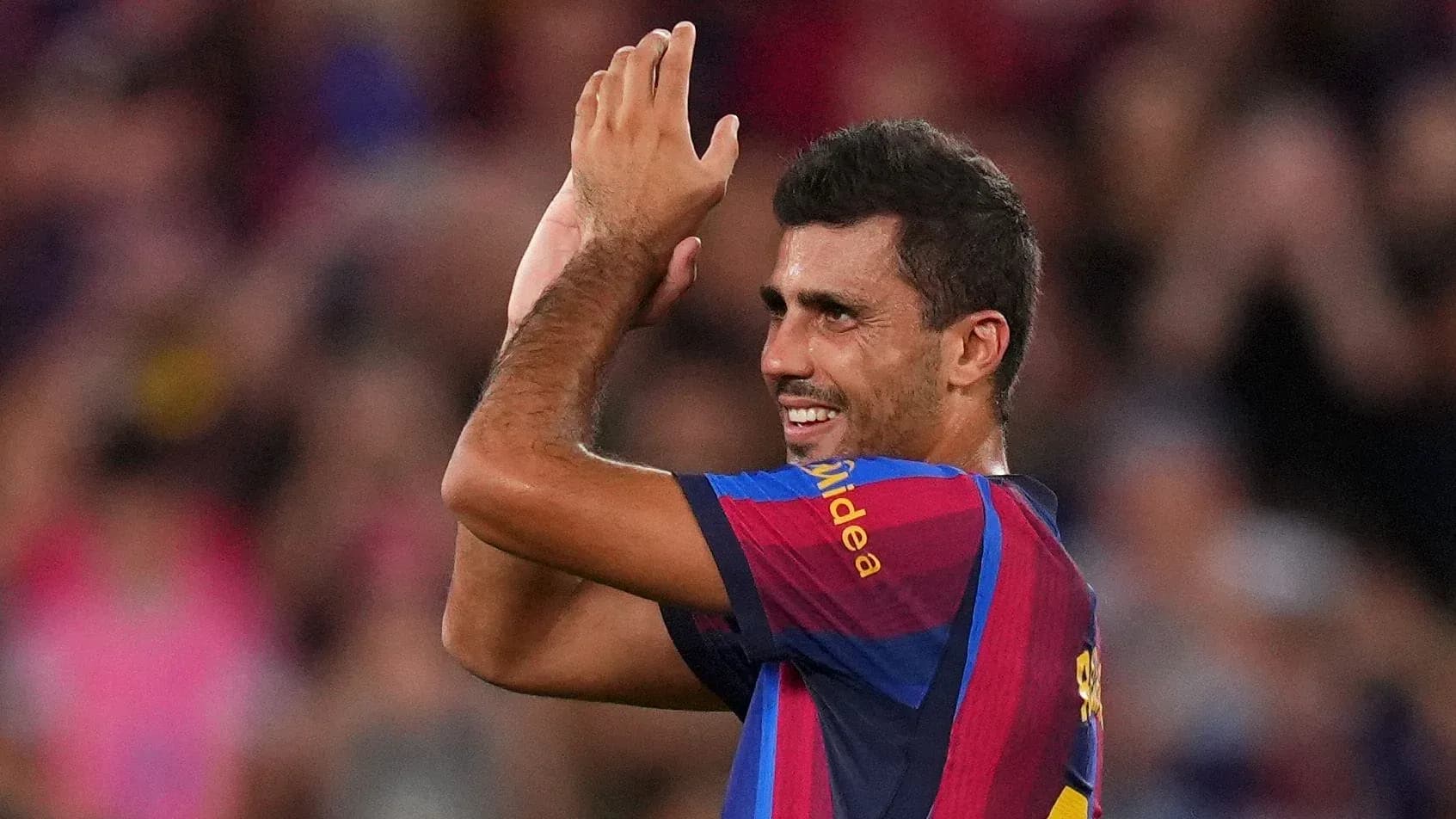 Jugador de Barcelona aplaudiendo a la afición