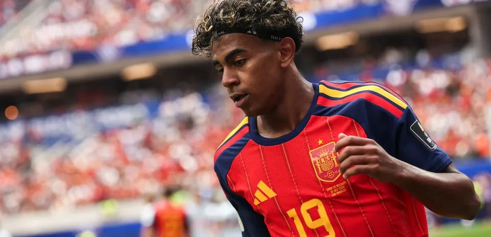 Jugador de España corriendo en el campo