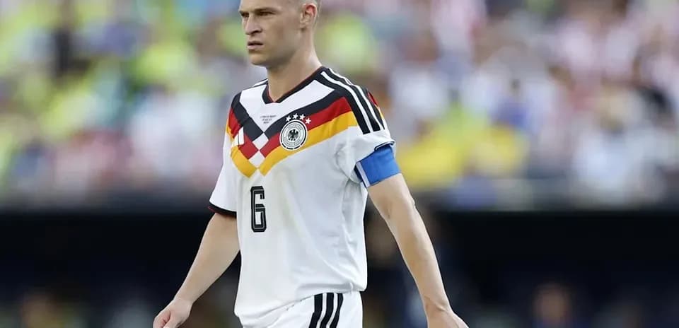 Jugador de Alemania con cinta de capitán en el campo
