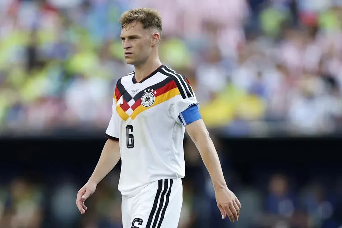 Jugador de Alemania con cinta de capitán en el campo