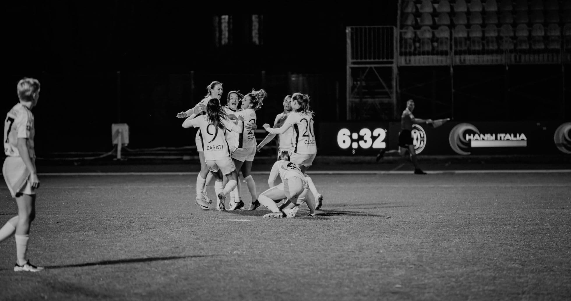 Jugadoras celebrando un gol durante el partido
