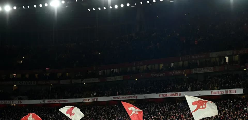 Aficionados ondeando banderas en el Emirates Stadium