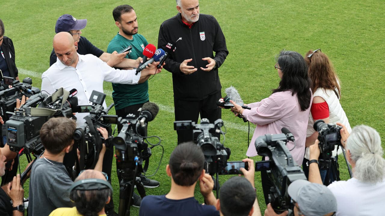 Entrenador hablando con periodistas en conferencia