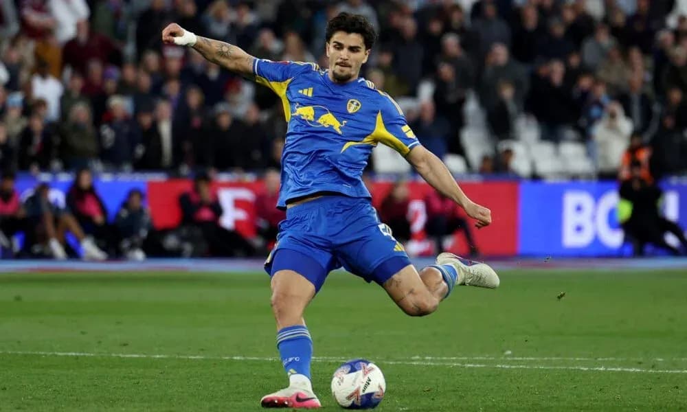 Jugador de Leeds United pateando el balón en el campo