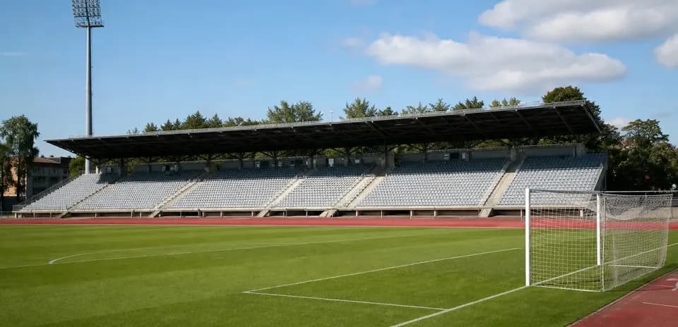 Estadio vacío con césped y gradas desocupadas