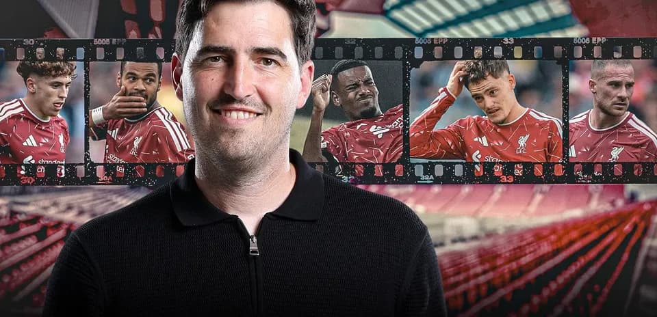 Entrenador con jugadores de Liverpool en fondo artístico