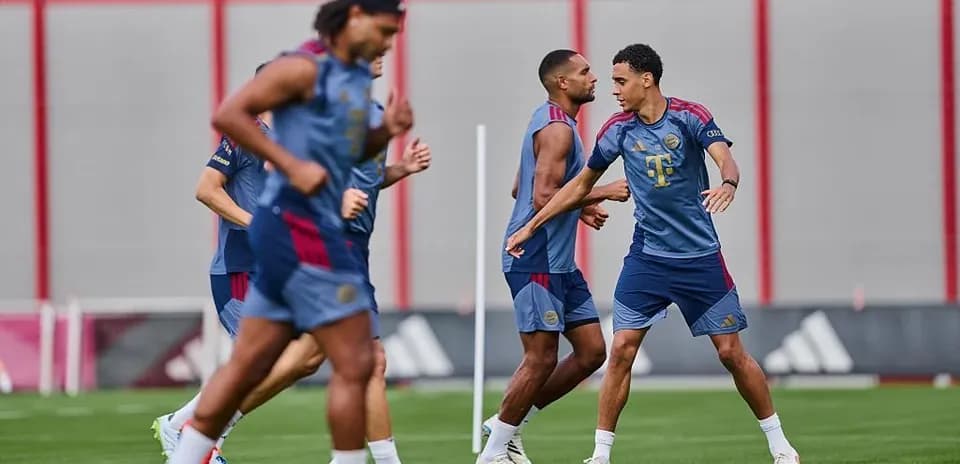 Jugadores entrenando en el campo de entrenamiento