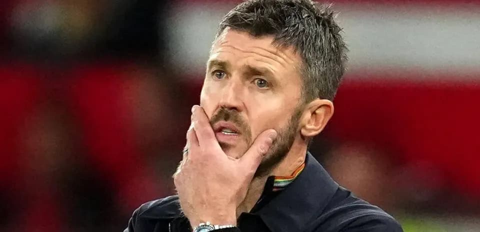 Entrenador pensativo durante el partido