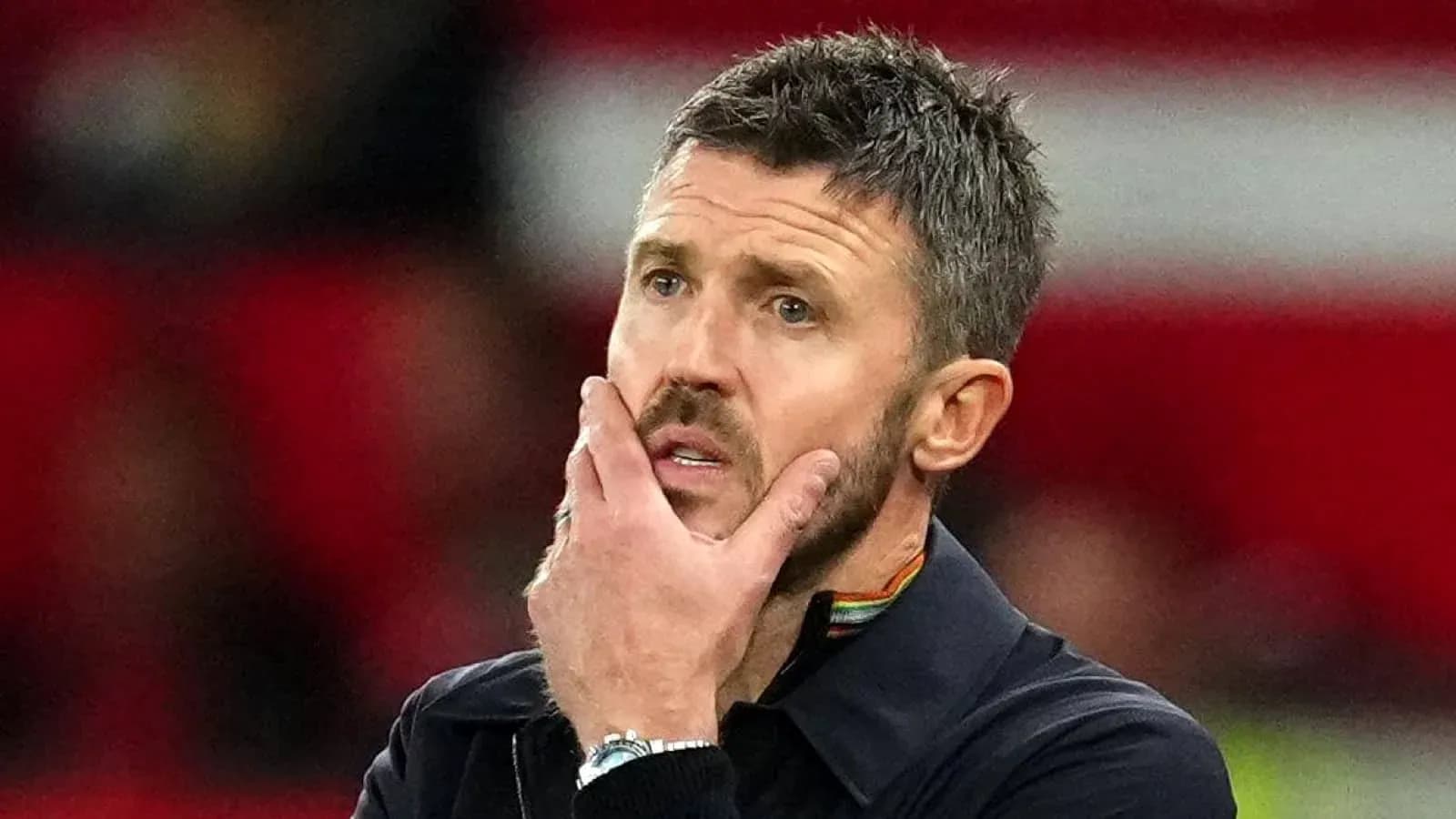 Entrenador pensativo durante el partido