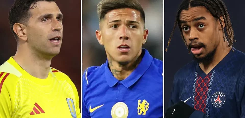 Tres futbolistas en primer plano durante un evento