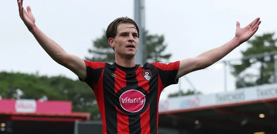 Jugador de Bournemouth celebrando con los brazos abiertos