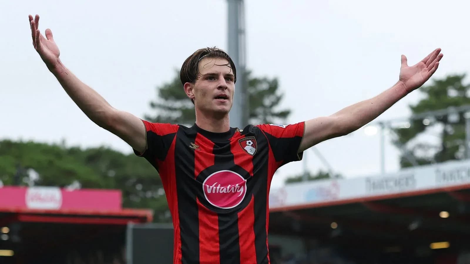 Jugador de Bournemouth celebrando con los brazos abiertos