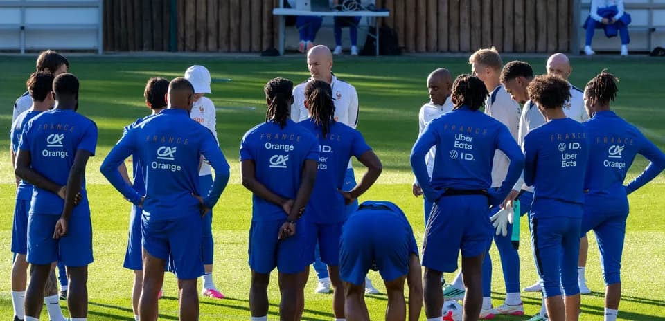 Equipo de Francia en sesión de entrenamiento con el entrenador