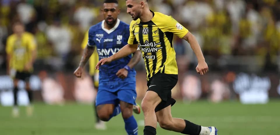 Jugador de Ittihad driblando a oponente de Al Hilal