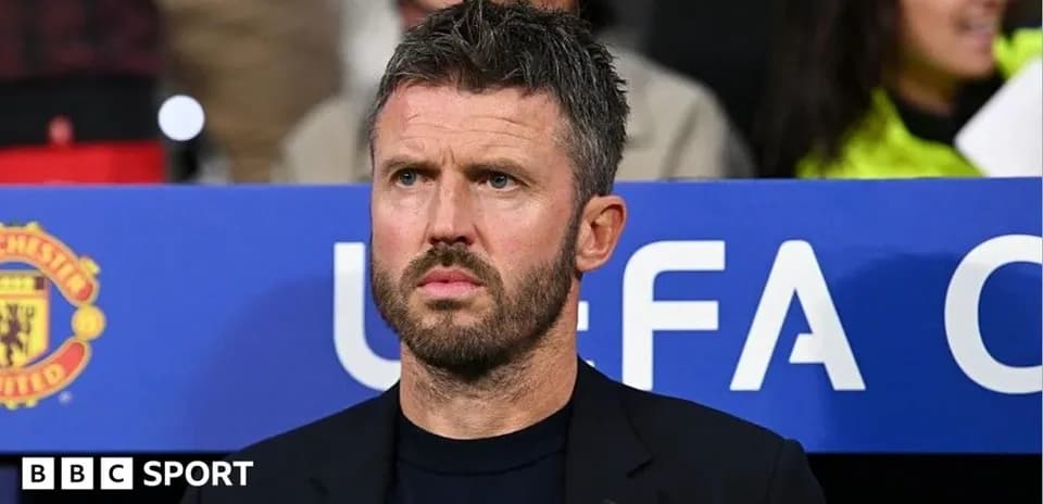 Entrenador en el banquillo durante un partido