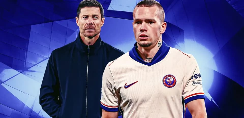 Entrenador y jugador posando en fondo azul