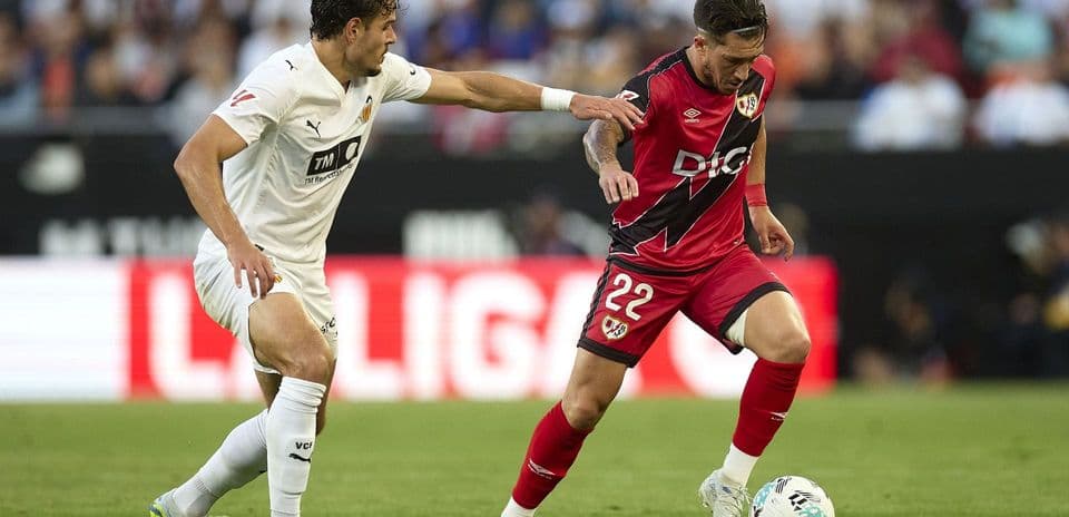 Jugador de Rayo Vallecano driblando a rival