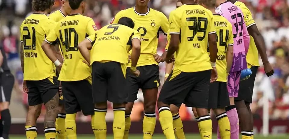 Jugadores de Dortmund en charla táctica en el campo
