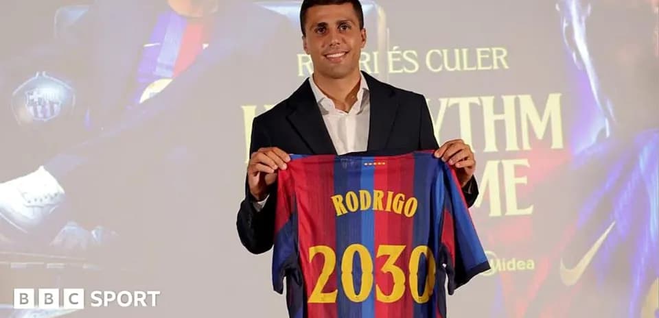 Jugador presenta camiseta de Barcelona con nombre y número