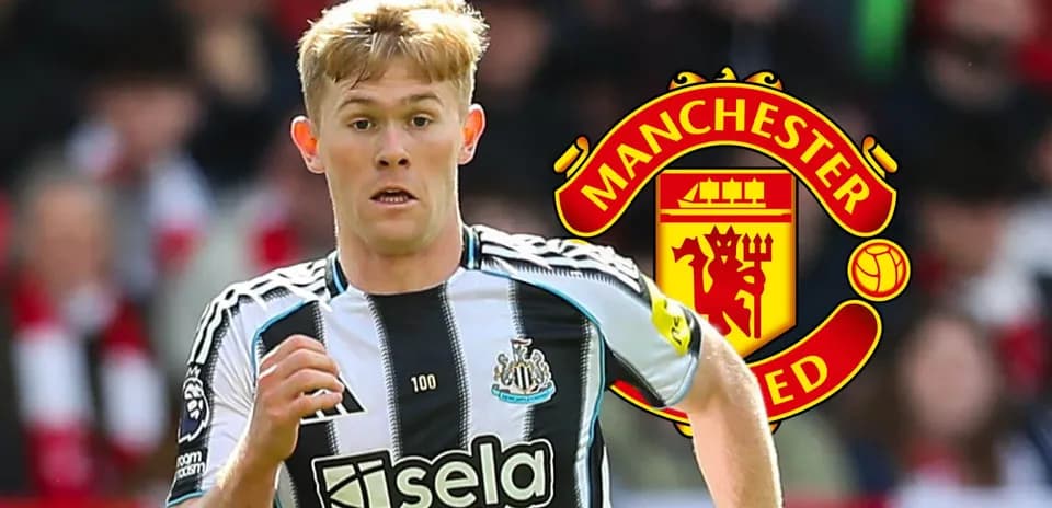 Jugador de Newcastle corriendo con balón en el campo