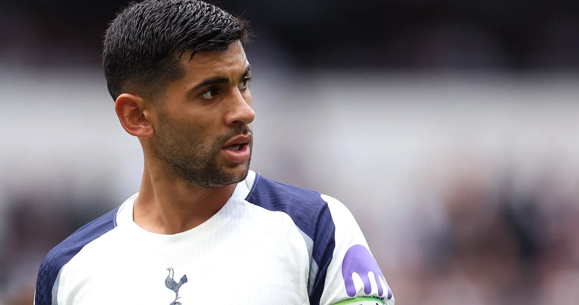 Jugador de Tottenham con camiseta blanca y cinta de capitán