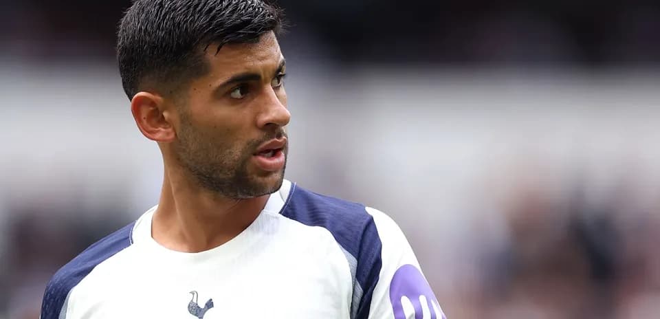 Jugador de Tottenham con camiseta blanca y cinta de capitán