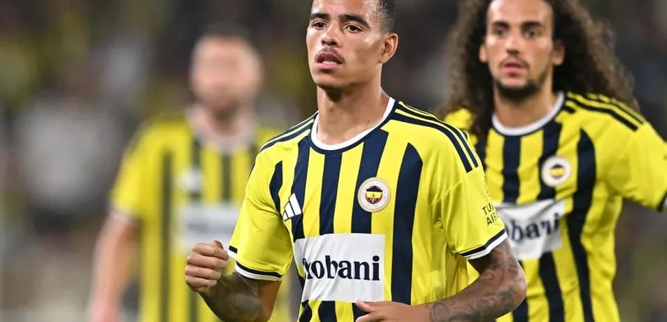 Jugadores de Fenerbahçe en acción durante el partido