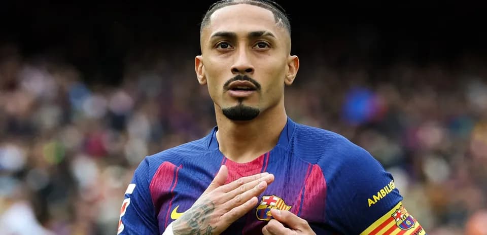 Jugador de Barcelona tocando el escudo del equipo