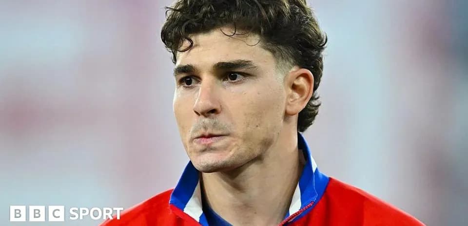 Jugador en uniforme, mirando hacia el horizonte