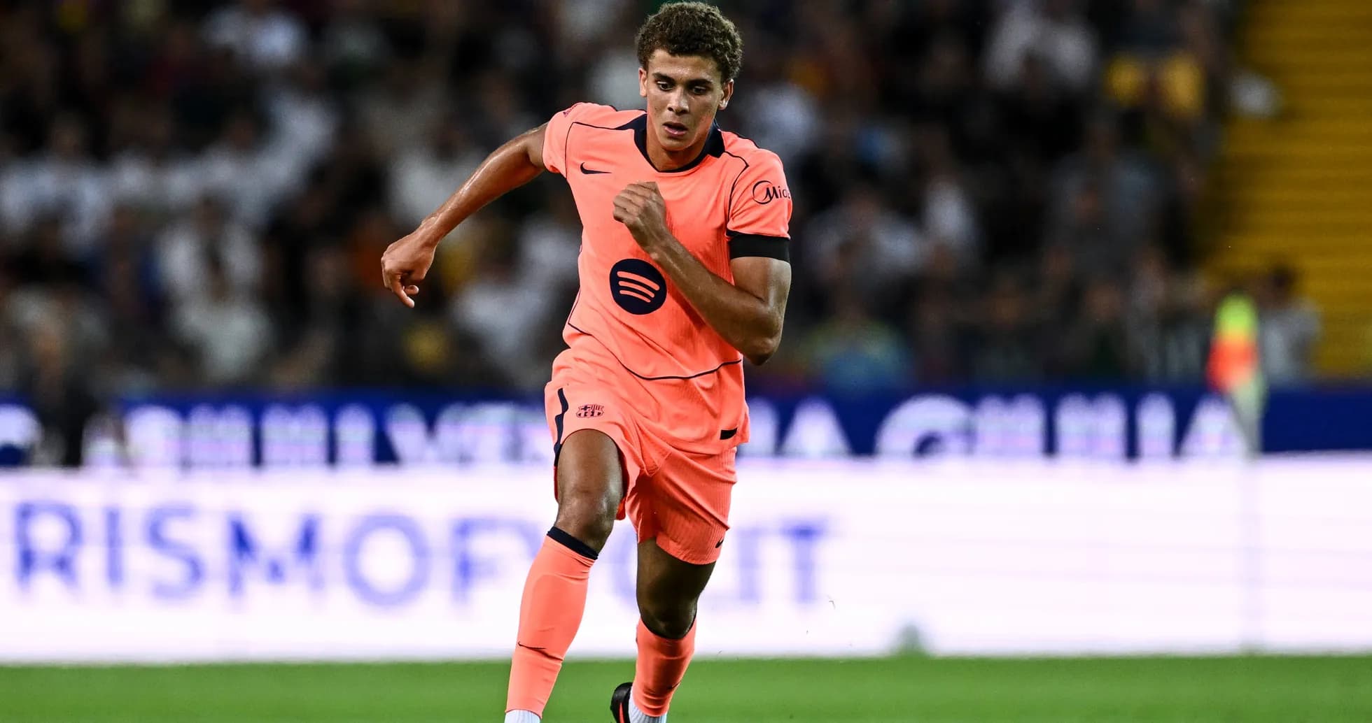 Jugador corriendo durante un partido de fútbol
