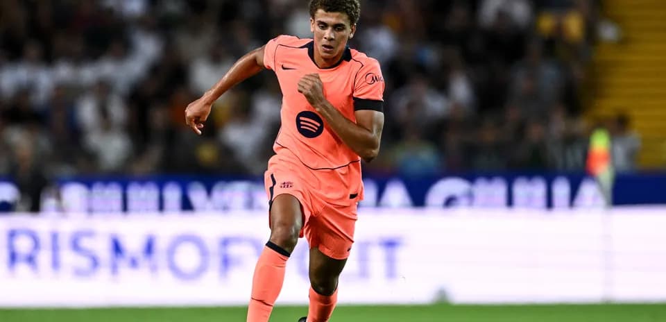 Jugador corriendo durante un partido de fútbol
