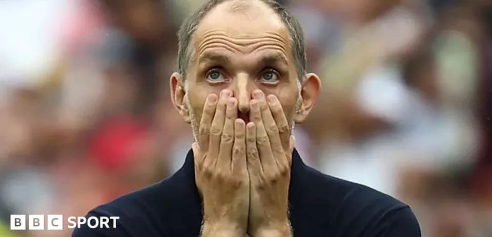 Entrenador con las manos en la cara durante partido