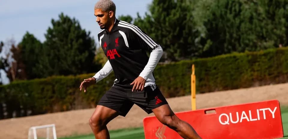 Jugador de Liverpool entrenando en el campo