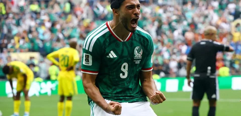 Jugador mexicano celebrando un gol en el partido