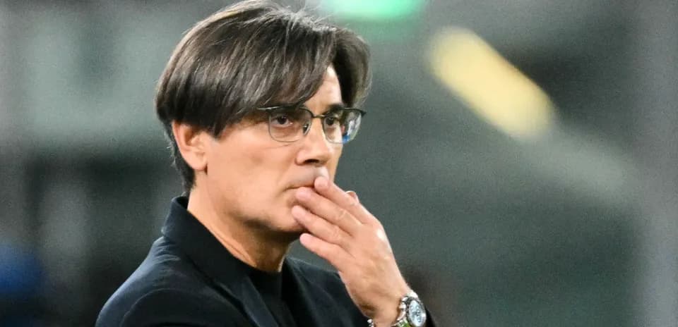Entrenador pensativo en el banquillo durante el partido