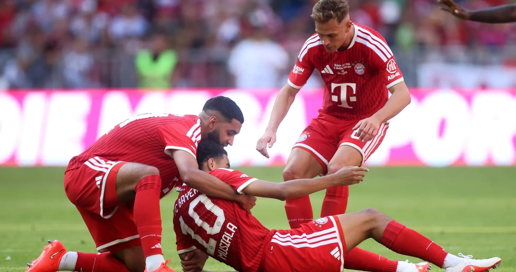 Jugadores de Bayern Múnich celebrando en el campo