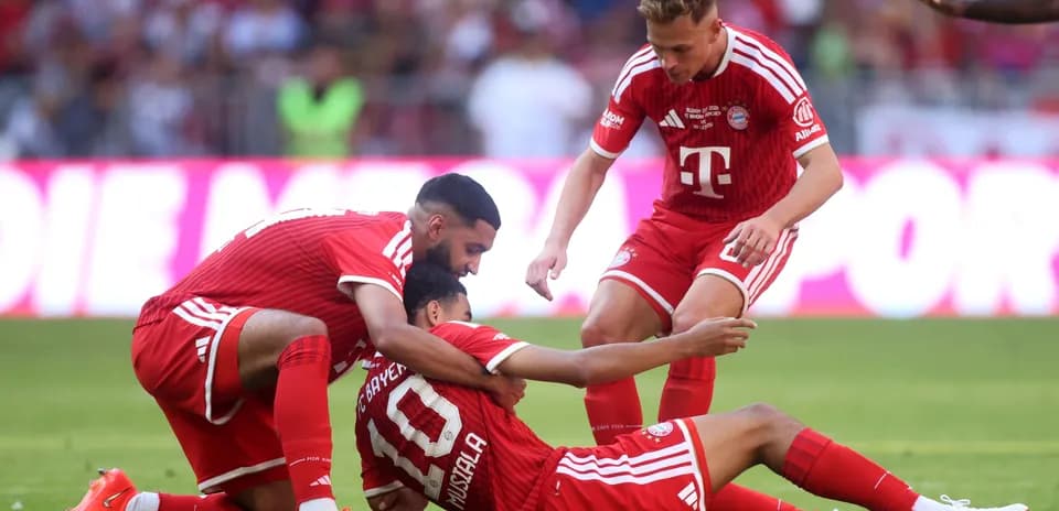 Jugadores de Bayern Múnich celebrando en el campo